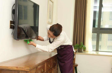 大連華騰家政保潔 專業(yè)保姆 育嬰 護(hù)工 擦玻璃